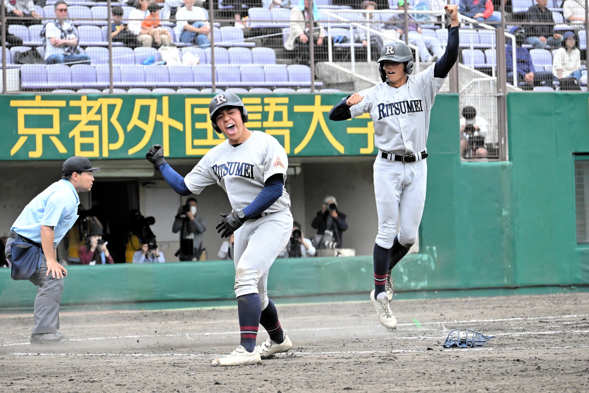 履正社―立命館宇治　七回裏　立命館宇治、飯田琉翔選手の適時打で江原雅登主将(中央)ら2人が生還し、2点を勝ち越す=2026年5月23日午後0時0分、わかさスタジアム京都、石山綾香撮影