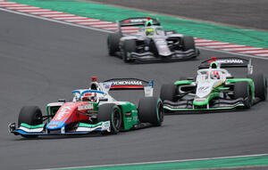 スーパーフォーミュラ第4戦　　序盤、8台のトレインの中央で走行するJuju(HAZAMA ANDO Triple Tree Racing)(撮影･宮崎幸一)