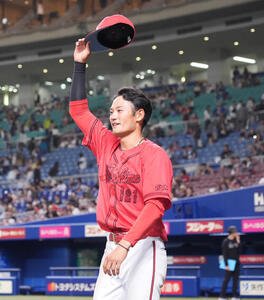 中日対広島　ヒーローインタビューを終えファンの声援に応える名原典彦(撮影･森本幸一)