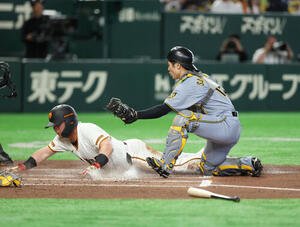 巨人対阪神　1回裏巨人1死三塁、生還を試みるもタッチアウトとなる浅野翔吾。右は坂本誠志郎(撮影･増田悦実)