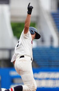 高校野球春季関東大会　準決勝　関東第一対浦和学院　6回裏浦和学院1死一塁、2点本塁打を放った内藤蒼は右手を突き上げる(撮影･鈴木みどり)