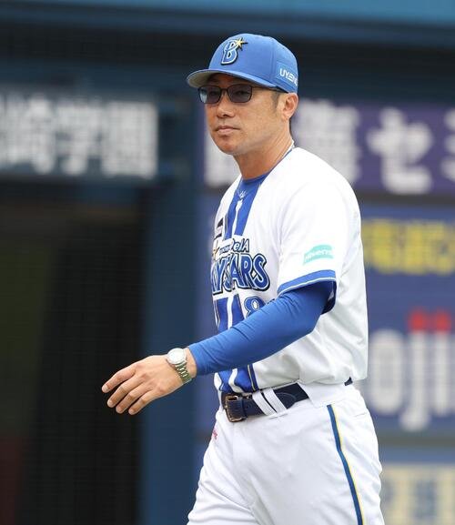 DeNA対ヤクルト　投手交代を告げる相川亮二監督(撮影･黒川智章)