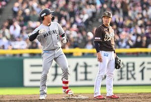 楽天対ロッテ　9回表ロッテ1死二塁、西川史礁(左)は適時打を放ちベンチへ向かってポーズを決める。二塁手小深田大翔(撮影･滝沢徹郎)