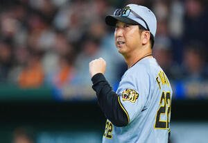 巨人対阪神　9回裏、交代を告げにベンチを出る阪神藤川球児監督(撮影･垰建太)