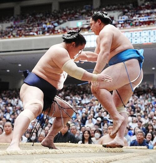 大相撲夏場所14日目　若隆景(左)は琴栄峰を押し出しで下す(撮影･小沢裕)　