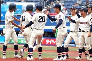 高校野球春季関東大会　準決勝　関東第一対浦和学院　コールド勝ちを収め喜ぶ浦和学院(撮影･栗林真菜)