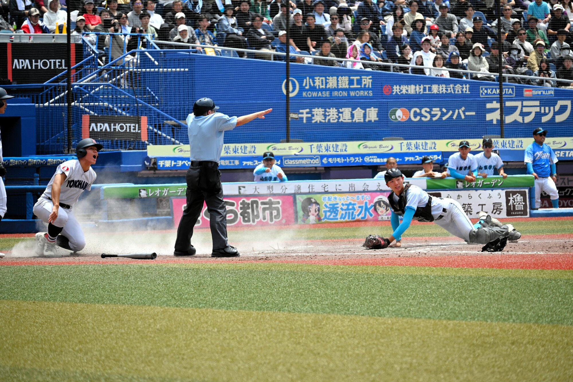 五回裏1死一、二塁、横浜の二塁走者小野が生還。山梨学院の捕手光永(右)は本塁阻止を狙うが及ばず=2026年5月23日午前11時6分、ZOZOマリンスタジアム、棟形祐水撮影