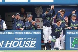 DeNA対ヤクルト　1回表に6得点し盛り上がるヤクルトベンチ。左端は池山隆寛監督(撮影･黒川智章)