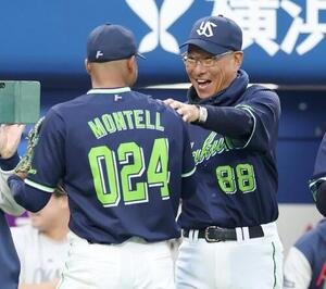 DeNA対ヤクルト　試合後、モンテルを出迎える池山隆寛監督(撮影･黒川智章)