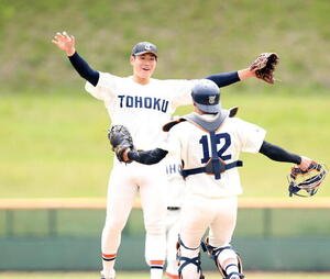 東北福祉大対東北学院大　優勝を喜ぶ東北福祉大･猪俣駿太(左)