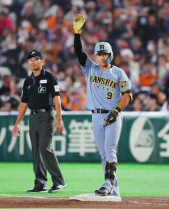 巨人対阪神　5回表阪神2死二、三塁、適時打を放ちベンチの声かけに応える立石正広(撮影･垰建太)