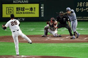 巨人対阪神　5回表阪神2死二、三塁、立石正広は2点適時打を放つ。投手ウィットリー(撮影･浅見桂子)