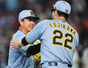 巨人対阪神　巨人に連勝し完封勝利の阪神村上頌樹(左)は藤川球児監督とタッチを交わす(撮影･垰建太)