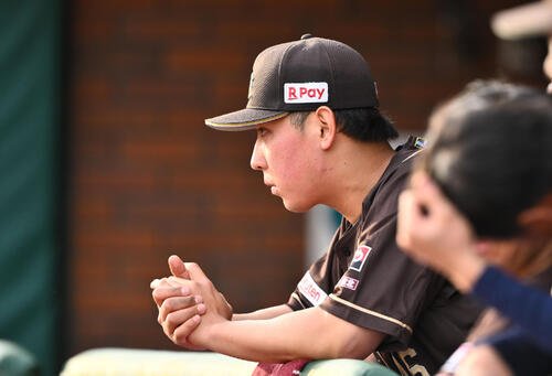 楽天対ロッテ　9回表途中で降板し、戦況を見守る楽天藤平尚真(撮影･滝沢徹郎)