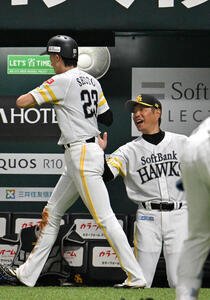 ソフトバンク対日本ハム　3回裏ソフトバンク2死満塁、生還した周東佑京(左)とタッチを交わす小久保裕紀監督(撮影･林敢治)