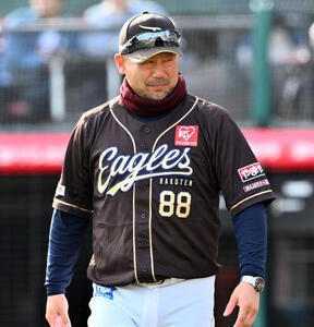 楽天対ロッテ　交代を伝える楽天三木肇監督(撮影･滝沢徹郎)