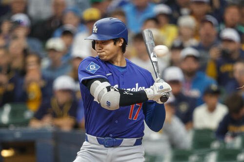 ブルワーズ戦の初回、内角攻めに顔をしかめるドジャース大谷翔平(AP)