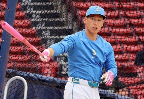 ツインズ戦前に練習する吉田正尚(AP)