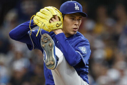 ブルワーズ戦で力投するドジャース佐々木(共同)
