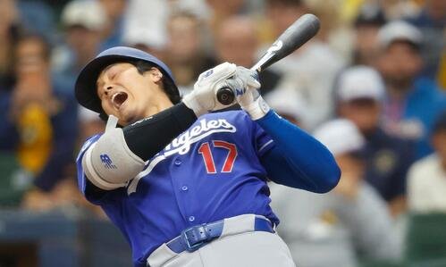 内角球をよけるドジャース大谷翔平(AP)