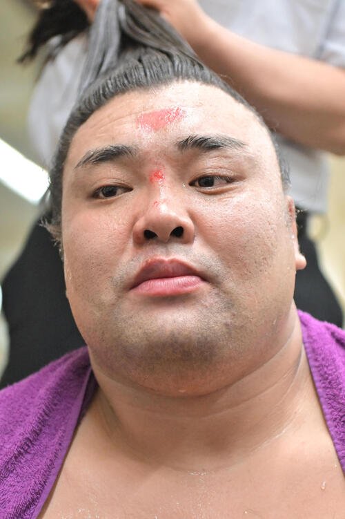 大相撲夏場所　10日目　支度部屋でまげを結う霧島