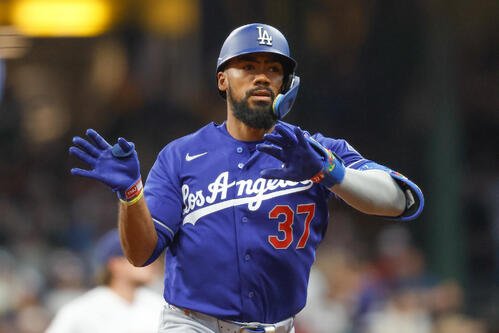 ブルワーズ戦で逆転3ランを放ったドジャースのテオスカー･ヘルナンデス(AP)