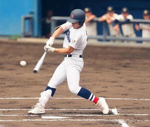 高校野球春季関東大会　決勝　横浜対浦和学院　1回表横浜無死、先頭打者本塁打を放つ小野舜友(撮影･鈴木みどり)