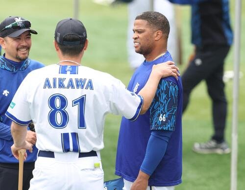 DeNA対ヤクルト　練習中、相川亮二監督(左)と話すビシエド(撮影･黒川智章)
