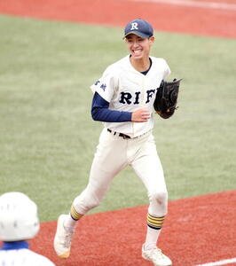 利府対東北学院榴ケ岡　8回、無失点に抑え笑顔でベンチに戻る利府･田沢郁杜
