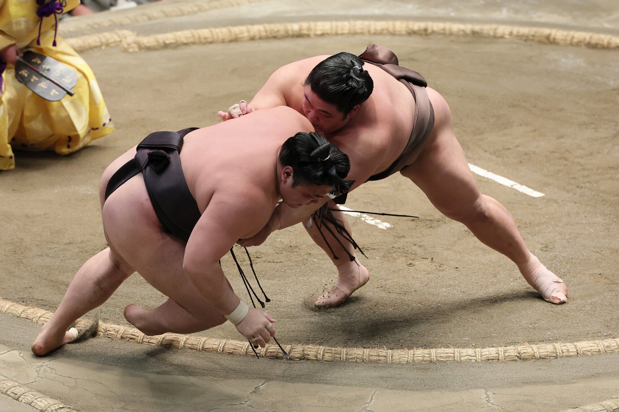 伯乃富士(右)は寄り倒しで霧島を破る=23日、瀬戸口翼撮影