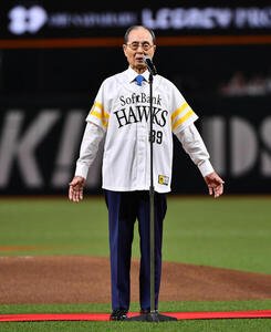 ソフトバンク対日本ハム　試合前、｢OH SADAHARU LEGACY DAY｣イベントでファンにあいさつするソフトバンク王貞治球団会長兼特別チームアドバイザー(撮影･岩下翔太)
