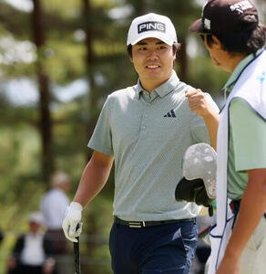 日本プロ選手権最終日　　1番、イーグルを決め同組の勝俣陵のキャディー(右)とタッチする細野勇策(撮影･加藤哉)2026年5月24日
