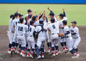 高校野球春季関東大会　決勝　横浜対浦和学院　浦和学院に勝利し優勝を決め、歓喜する織田翔希(中央右)ら横浜ナイン(撮影･鈴木みどり)＝2026年5月24日