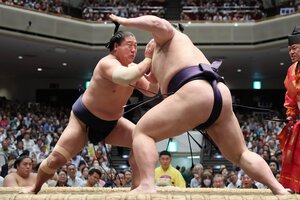 寄り切りで義ノ富士(右)を破った若隆景=12日、瀬戸口翼撮影