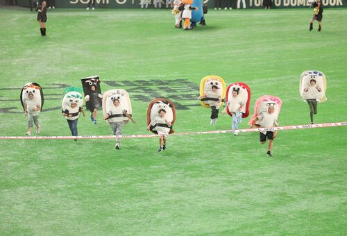 巨人対阪神　すしレースはえびが1着(撮影･増田悦実)＝2026年5月24日