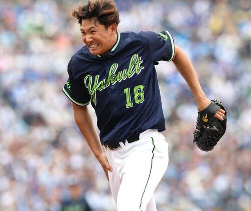 DeNA対ヤクルト　1回裏DeNA2死二塁、宮崎敏郎の打球が足に当たり痛がる奥川恭伸(撮影･黒川智章)＝2026年5月24日
