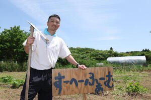 ｢元オリックス福田周平さんと！新玉ねぎ収穫＆”周平ファーム”お手伝い体験｣　自身の畑を背に笑顔を見せる元オリックスの福田周平氏(撮影･前田充)＝2026年5月24日