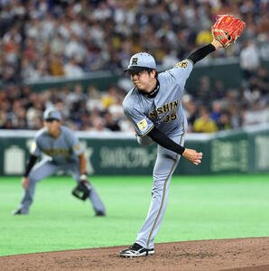 巨人対阪神　力投する阪神先発の才木浩人。後方は立石正広(撮影･浅見桂子)