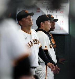 巨人対阪神　終盤の追い上げもむなしく4連敗に厳しい表情の巨人阿部慎之助監督(撮影･浅見桂子)