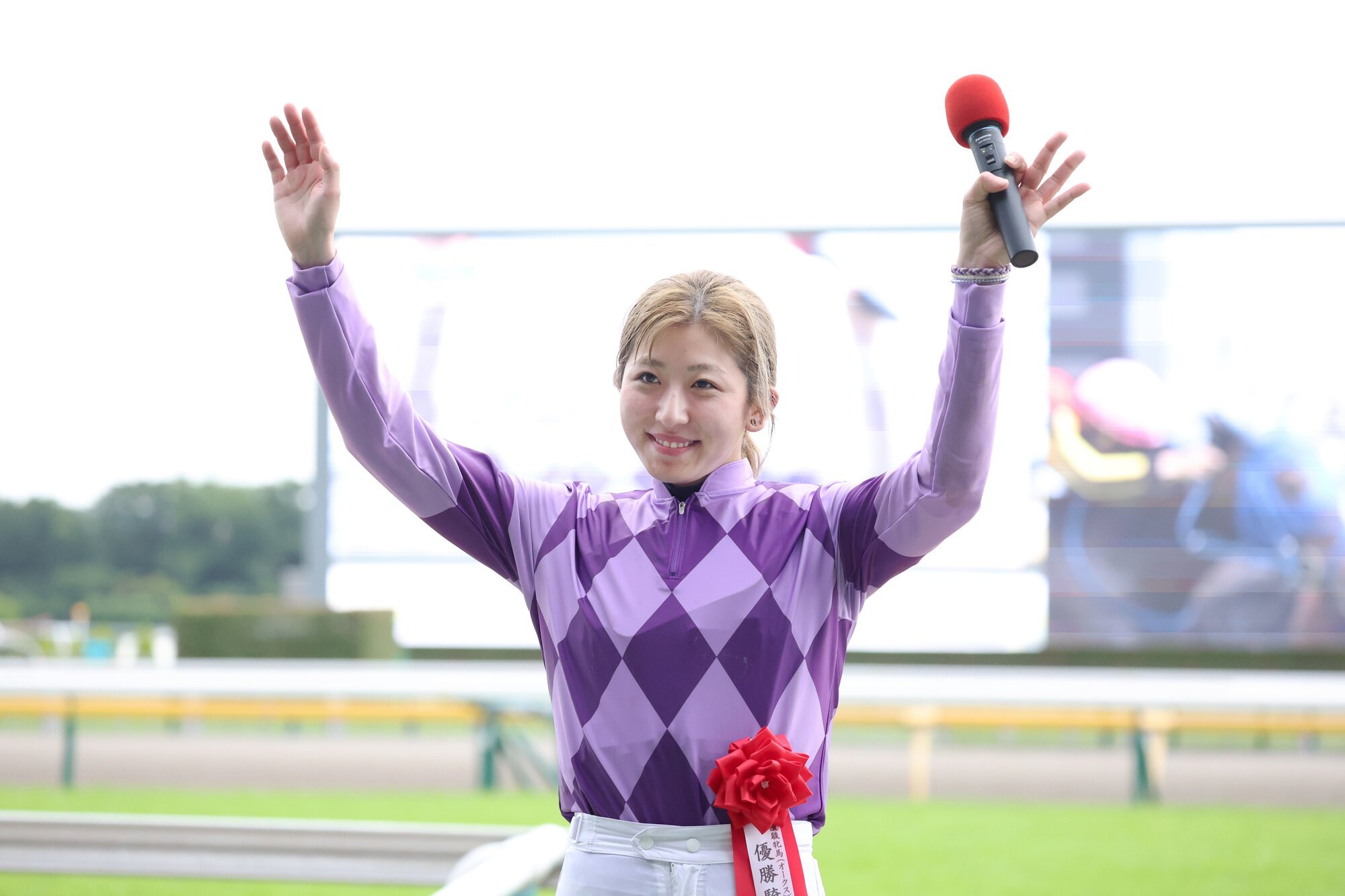 オークスを制し、インタビューで観客の声援に応える今村聖奈騎手=2026年5月24日午後4時19分、東京都府中市、吉田耕一郎撮影