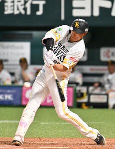 ソフトバンク対日本ハム　3回裏ソフトバンク無死一塁、柳田悠岐は勝ち越し2点本塁打を放つ(撮影･林敢治)
