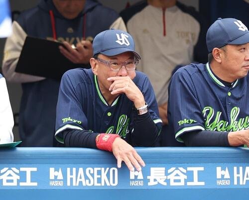 DeNA対ヤクルト　試合を見つめる池山隆寛監督(撮影･黒川智章)＝2026年5月24日