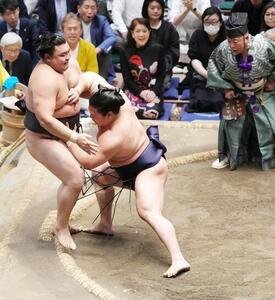 優勝決定戦で若隆景は霧島(左)を押し出しで破る(撮影･小沢裕)