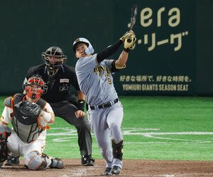 巨人対阪神　5回表阪神2死一塁、2点本塁打を放つ立石正広(撮影･増田悦実)