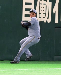 巨人対阪神　2回裏巨人無死、ダルベックの左前打で、二塁送球し進塁を阻む森下翔太(撮影･浅見桂子)