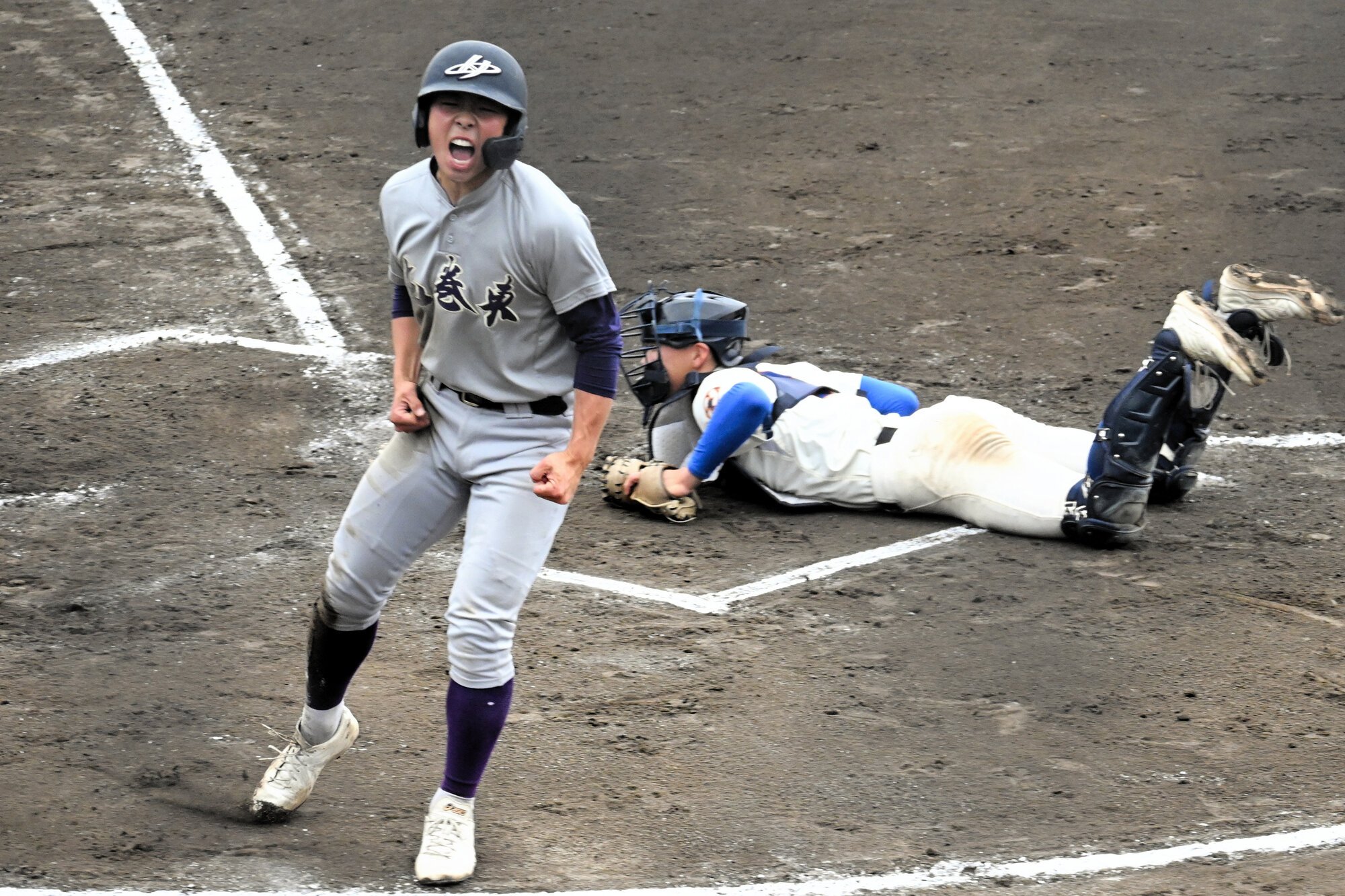 七回表に先制のホームを踏み、喜びを表す花巻東の菊池楽人選手(3年)=2026年5月24日、楽天イーグルス奇跡の一本松、坂田達郎撮影