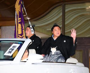 優勝し旗手の若元春(左)とパレードを行う若隆景(撮影･野上伸悟)
