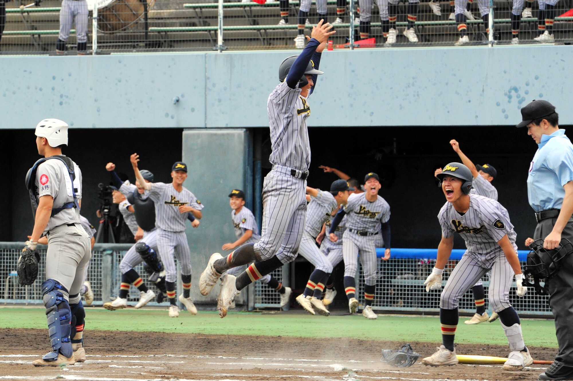 佐久長聖―上田西　十一回裏上田西　兼井のバント安打で二走岩田(中央)が生還してサヨナラ勝ち=しんきん諏訪湖スタジアム、志賀英樹撮影