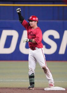 中日対広島　6回表広島2死満塁、3点適時二塁打を放ちベンチへ向かってアピールする持丸泰輝(撮影･森本幸一)