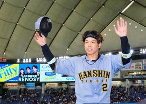 巨人対阪神　巨人3連勝しファンの声援に応える阪神梅野隆太郎撮影･垰建太)＝2026年5月24日